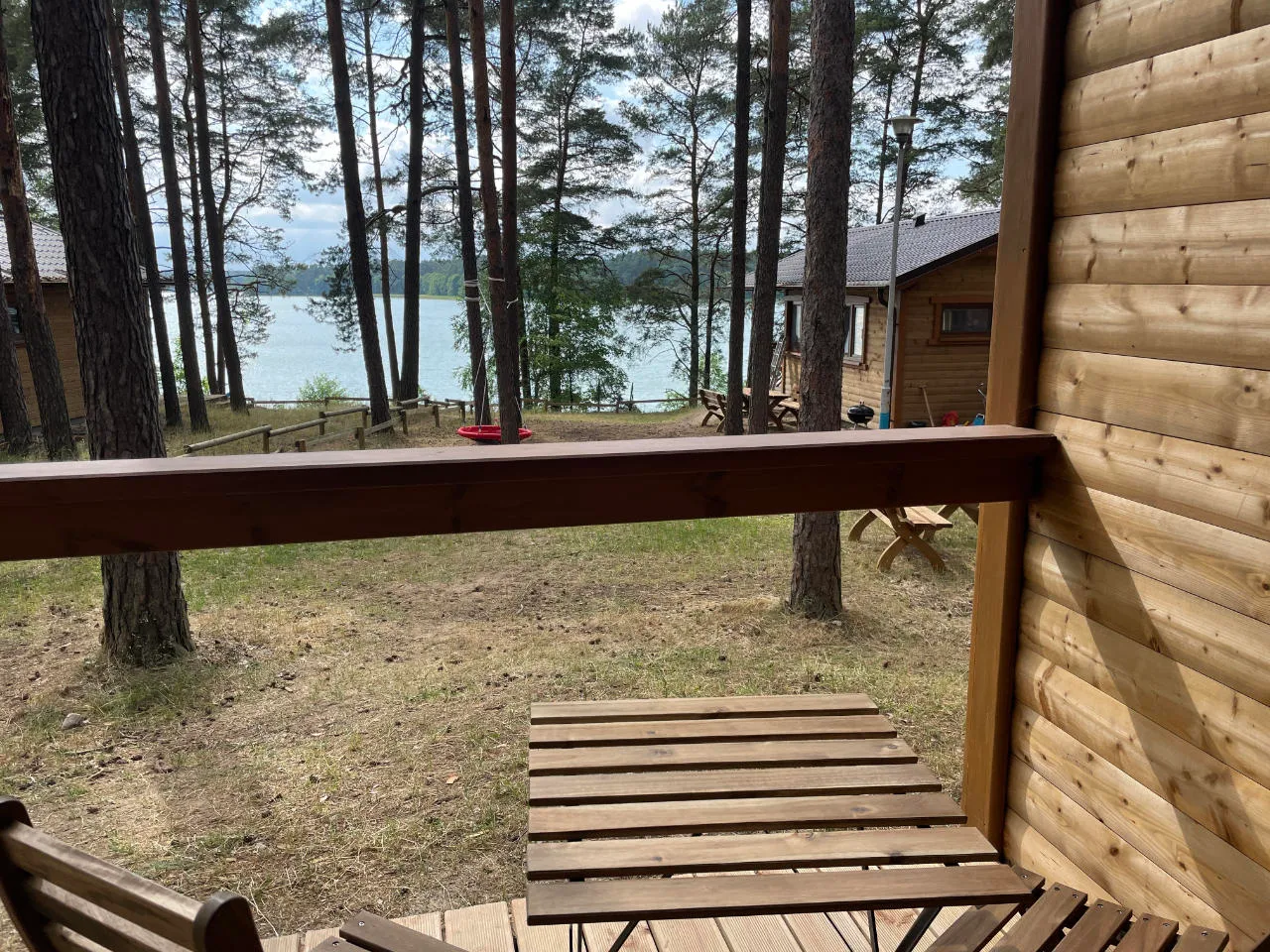Widok z tarasu domku Forest na jezioro